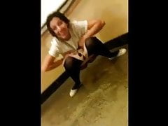 Teensau pisst mitten in der Schule hin!