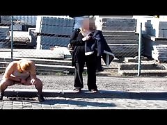 Miss flashing59 pisse en pleine rue