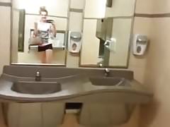 Haarige Pissnelke schifft im Walmart neben das Klo!