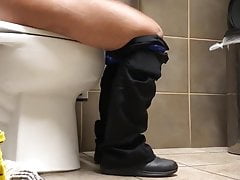 Juicy Ass Sombre Pissing